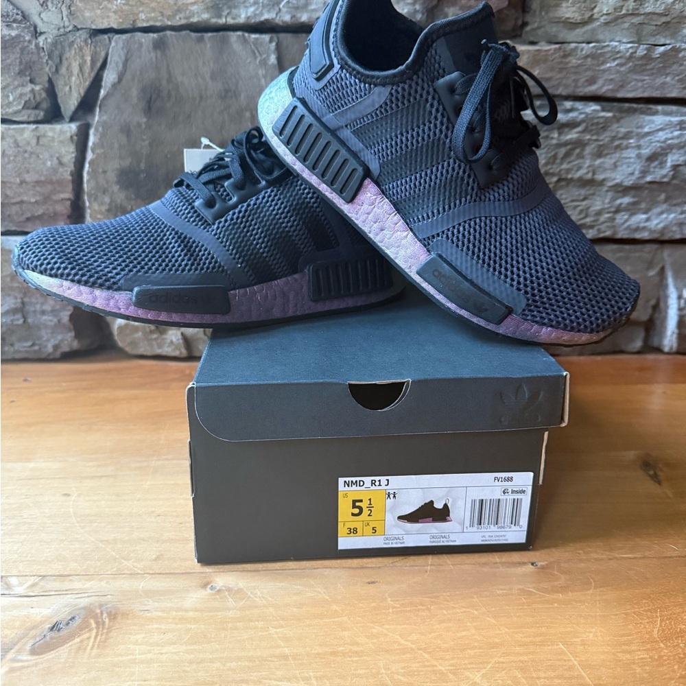 NIB Youth Unisex Adidas NMD R1 athletic shoes kid’s 5.5/women’s 7